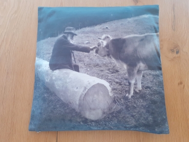 Großvater mit Kuh im Allgäu, Foto aus dem Jahr 1932 Digitaldruck Kissen Größen 40/40 und 40/60 cm.